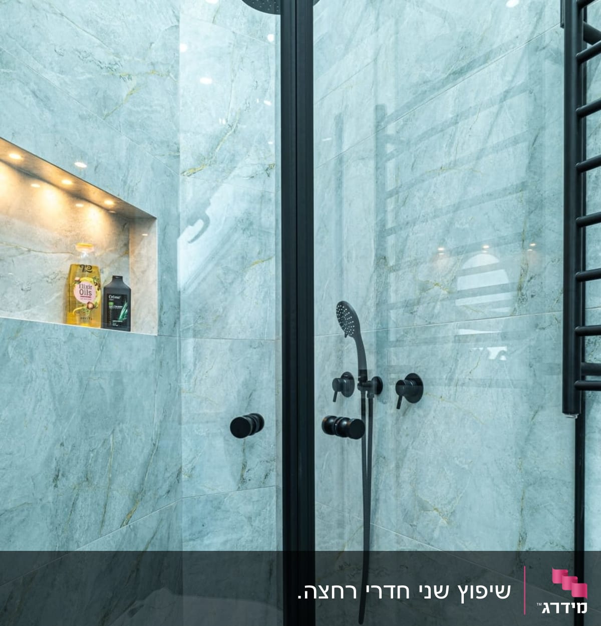 מקלחון זכוכית עם ראש מקלחת שחור ומדף מובנה